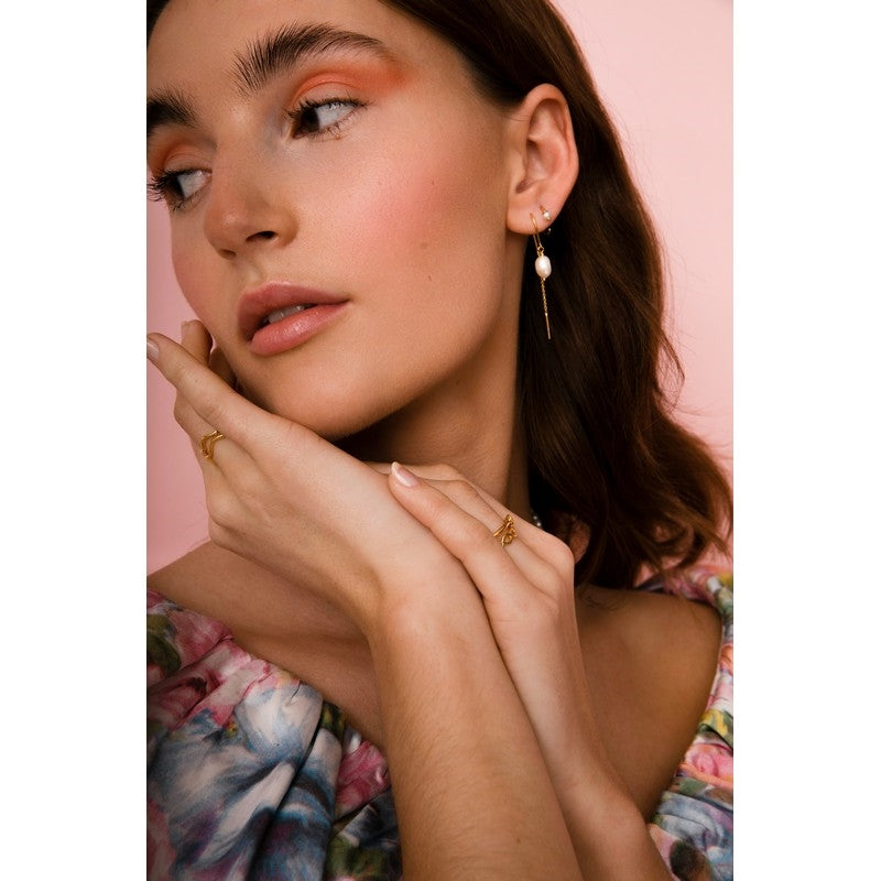 Caley øreringe i forgyldt sølv med perle fra Izabel Camille