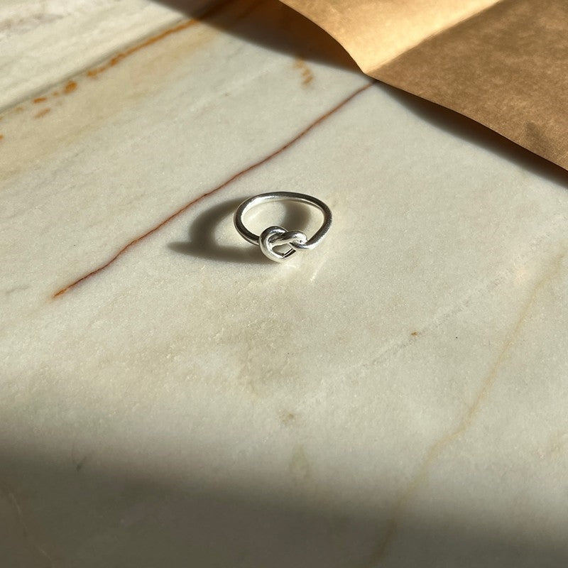 Jane Kønig Tied Heart Ring i sterlingsølv med flettet hjerte – nærbillede af detalje