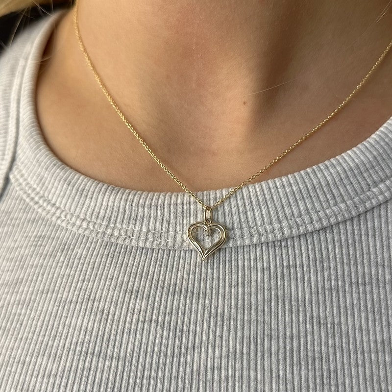 Hjertevedhæng i 8 kt guld med 0,015 ct diamanter fra Scrouples