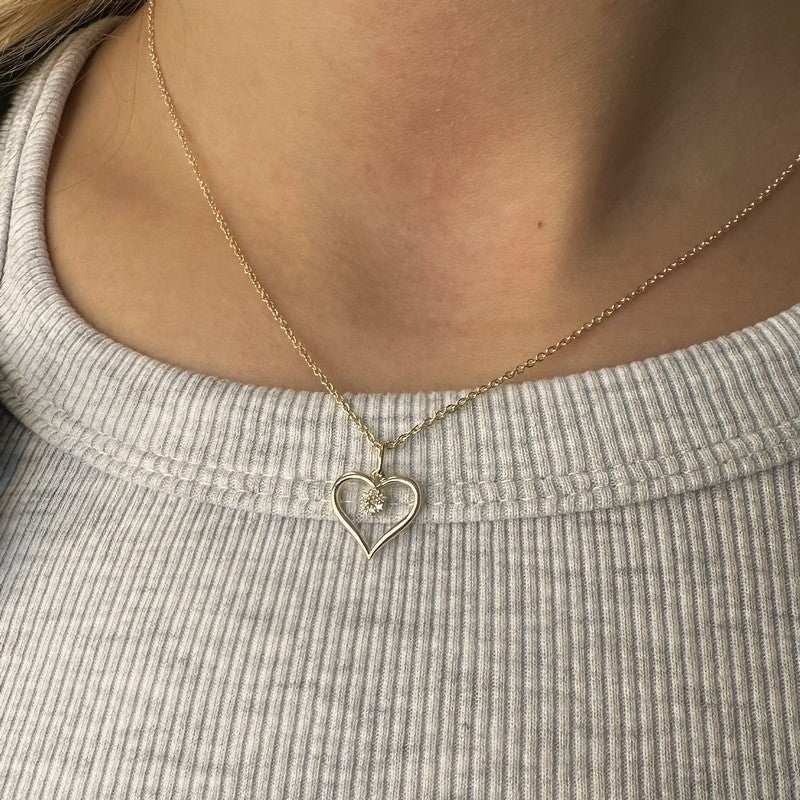 Hjertevedhæng i 8 kt guld med 0,03 ct diamanter fra Scrouples