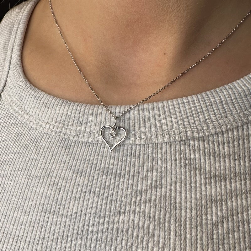 Hjertevedhæng i 8 kt hvidguld med 0,03 ct diamanter fra Scrouples