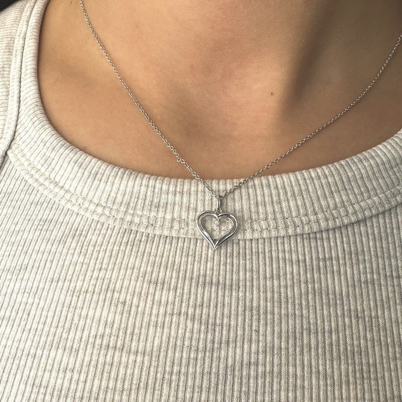 Hjertevedhæng i 8 kt hvidguld med 0,015 ct diamanter fra Scrouples