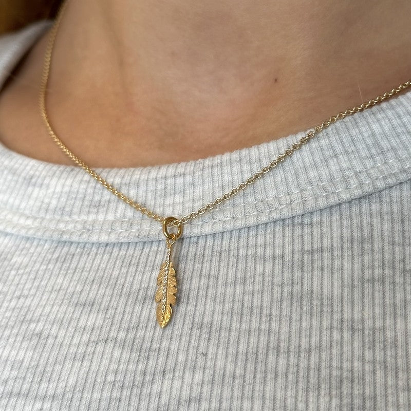 Aagaard vedhæng i 8 kt guld med zirkonia og forgyldt kæde 45 cm