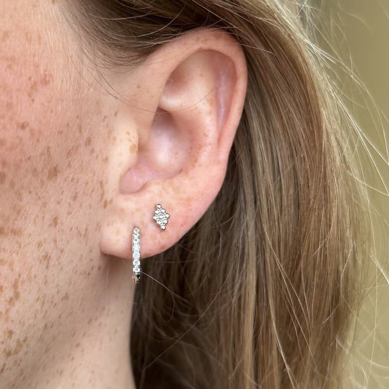 Kiki ørestikker i sølv fra MerlePerle med små kugler (6,5 mm)