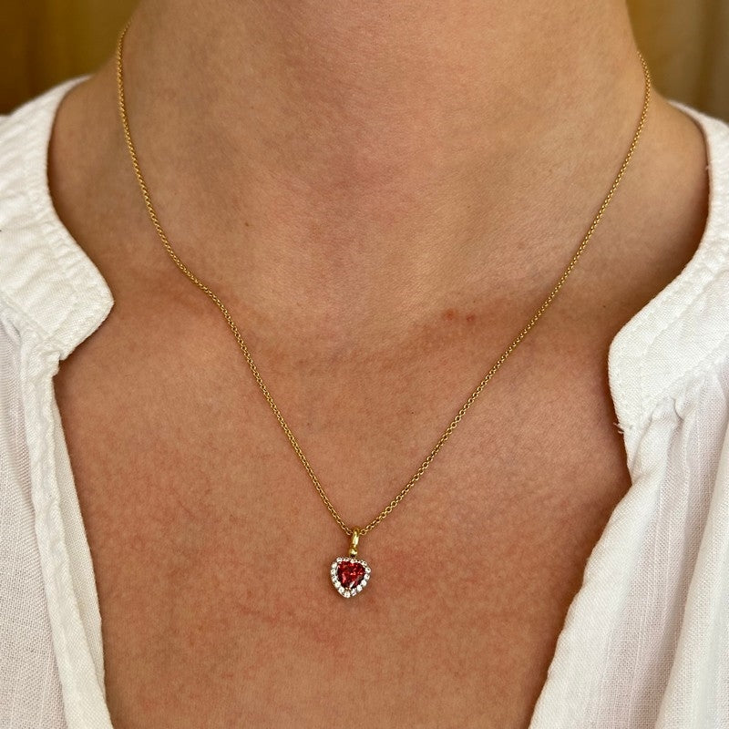 Hjertevedhæng i 8 kt guld med rød zirkonia og forgyldt kæde 45 cm fra Smykkecenter