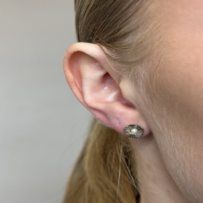 Sand Dune øreringe i forgyldt sølv med perler fra Jeberg Jewellery