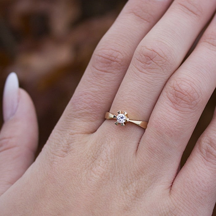 Aagaard Eternity diamantring i 14 kt hvidguld med brillanter, set fra siden
