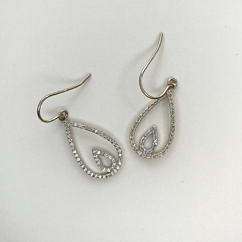 Guldcenter ørekroge i 8 kt guld med zirkoner i dråbeformet design.