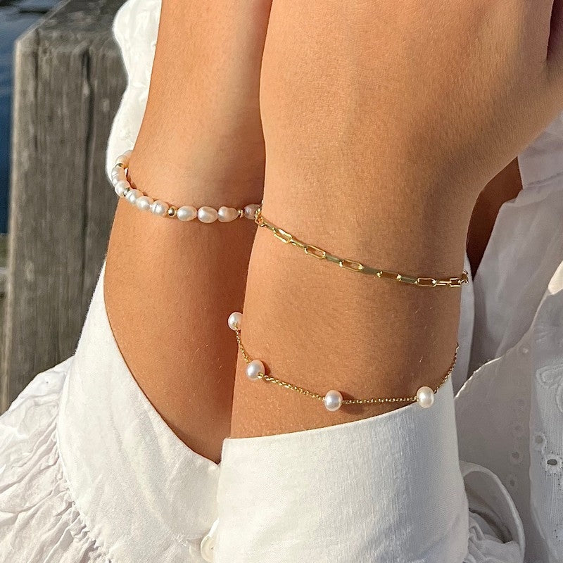 Ava armbånd i 18 karat forgyldt sølv med barokke ferskvandsperler fra MerlePerle 16+3 cm