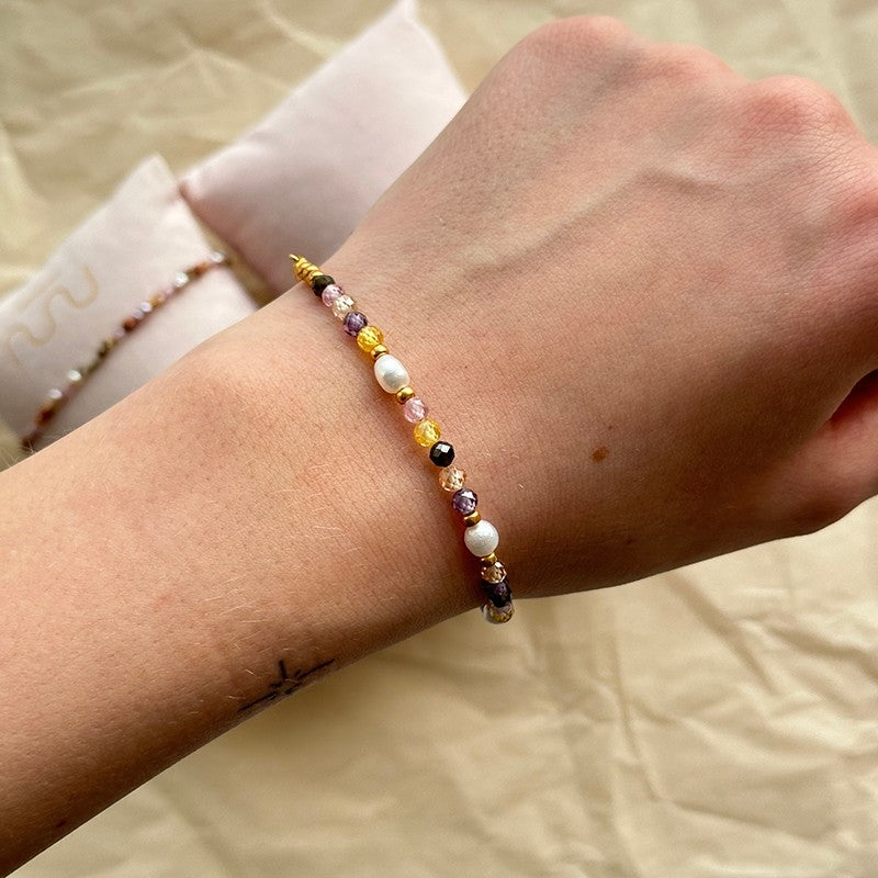 Xenia Toffee Love armbånd i forgyldt sølv med ferskvandsperler – Nuni Copenhagen