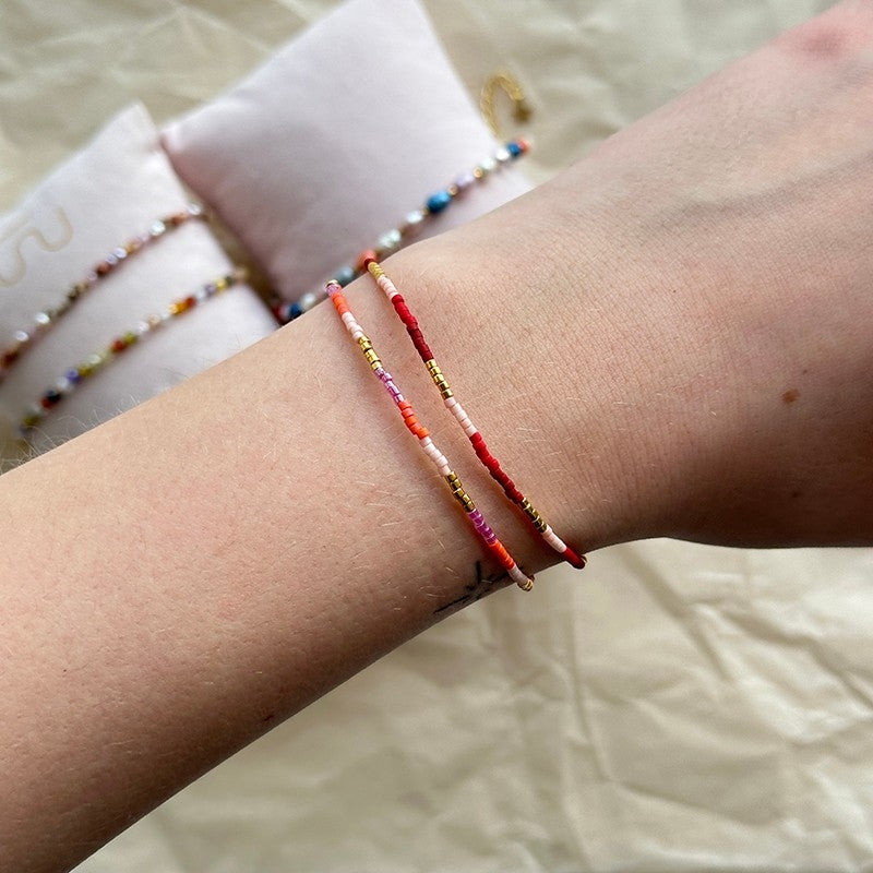 Kira armbånd i forgyldt sølv med rosa, pink og lilla perler fra Nuni Copenhagen