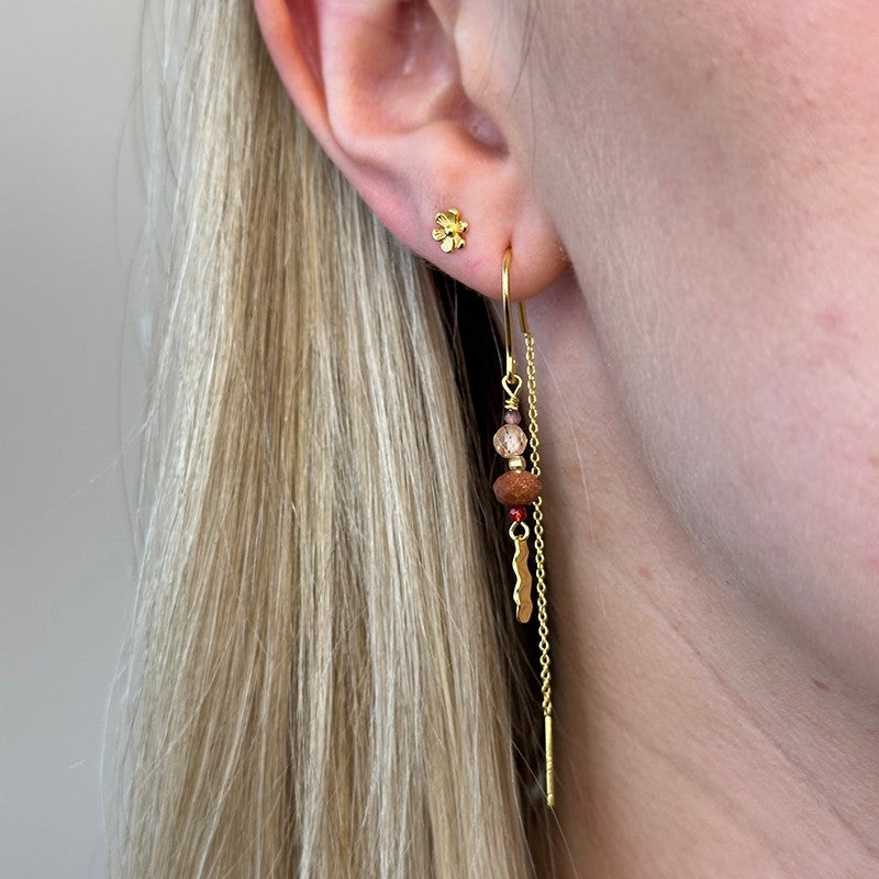 Alma øreringe i forgyldt sølv med brune sten 8 cm – Nuni Copenhagen