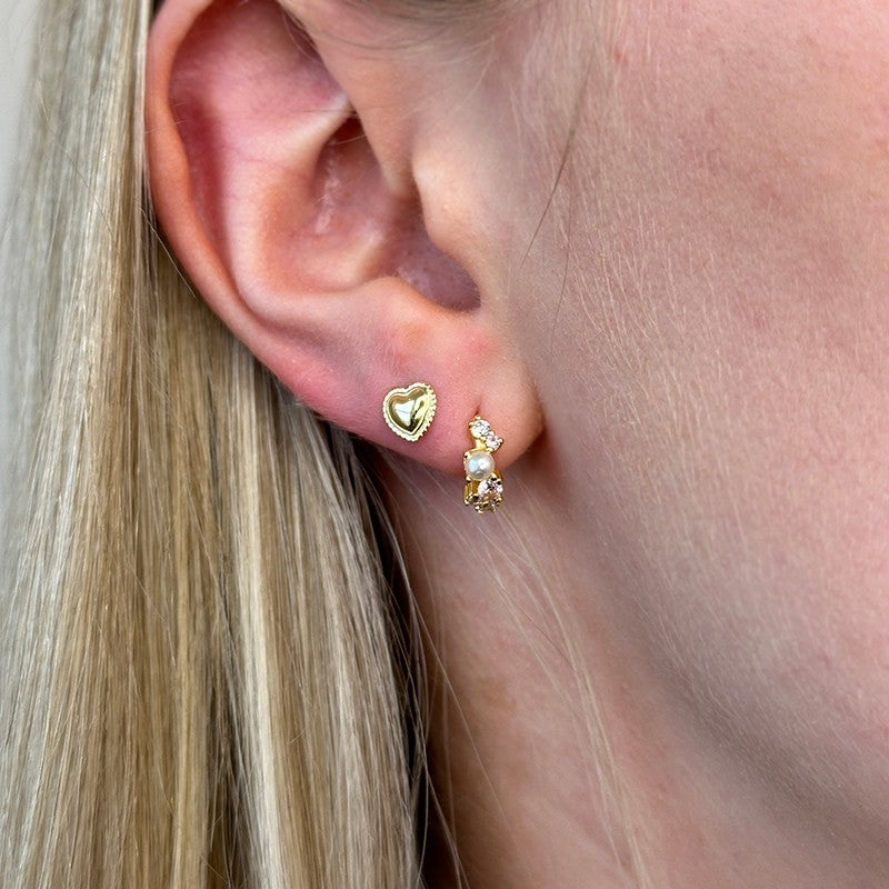 Ella hoops i forgyldt sølv med lyserøde perler og zirkonia – Nuni Copenhagen (10 mm)