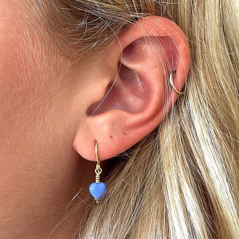 Sweetheart øreringe i 24 karat forgyldt sølv med blå hjerter fra Pico Copenhagen