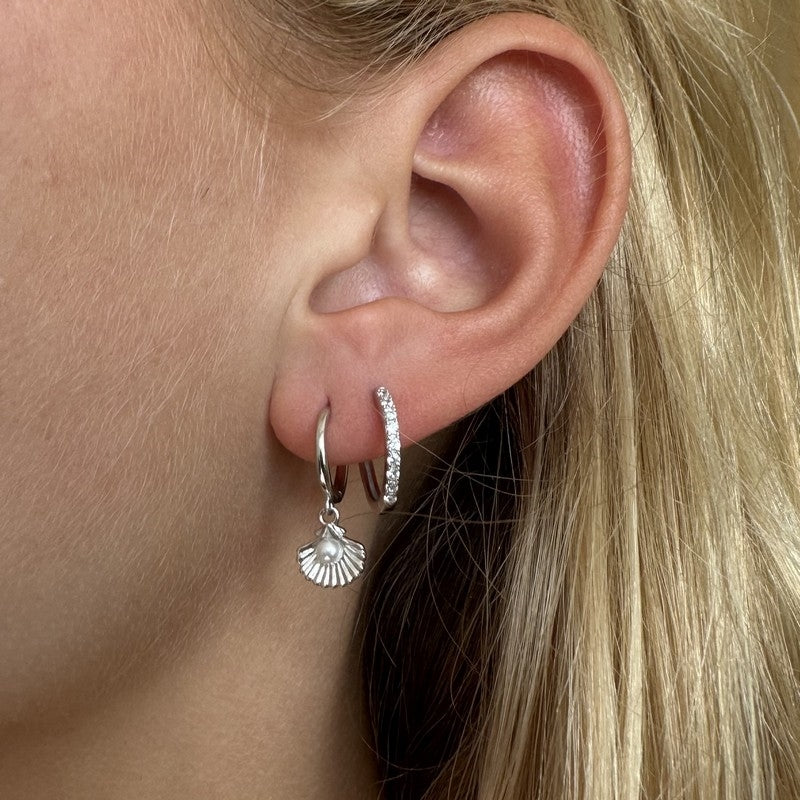 Sallie creoler i sølv med musling og ferskvandsperle fra MerlePerle