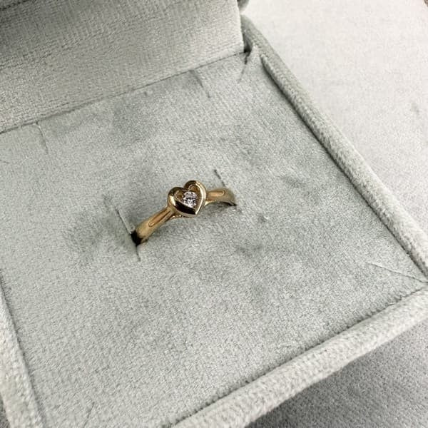 Hjerte ring i 8 karat guld med zirkonia fra Smykkecenter – elegant hjertering med blank ringskinne.