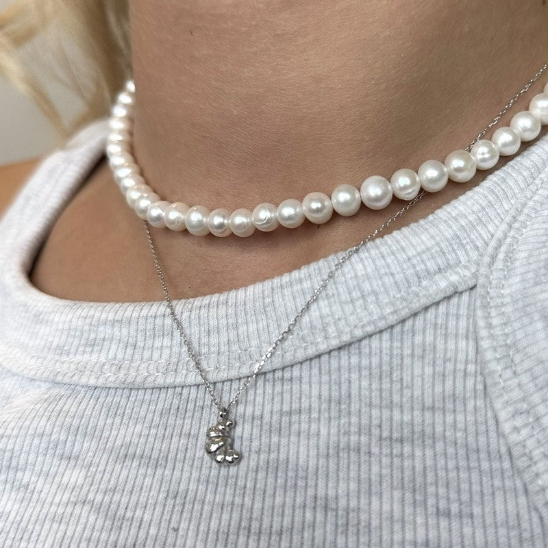 Betina halskæde i sterlingsølv med croissantvedhæng fra MerlePerle 40+5 cm