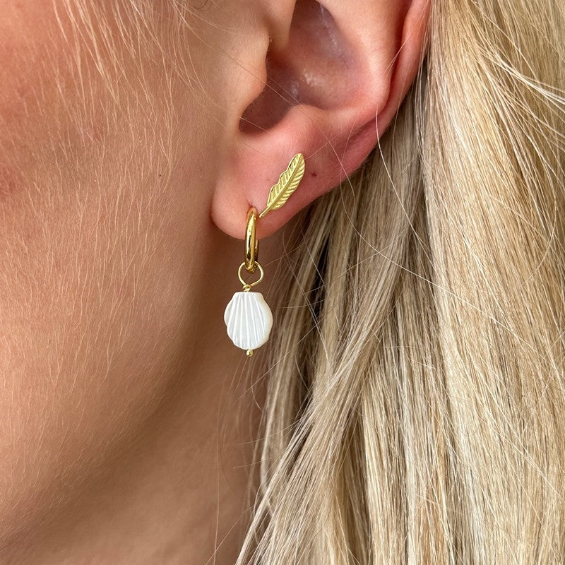 Charlie creoler i forgyldt sølv med perlemor fra ByBirch