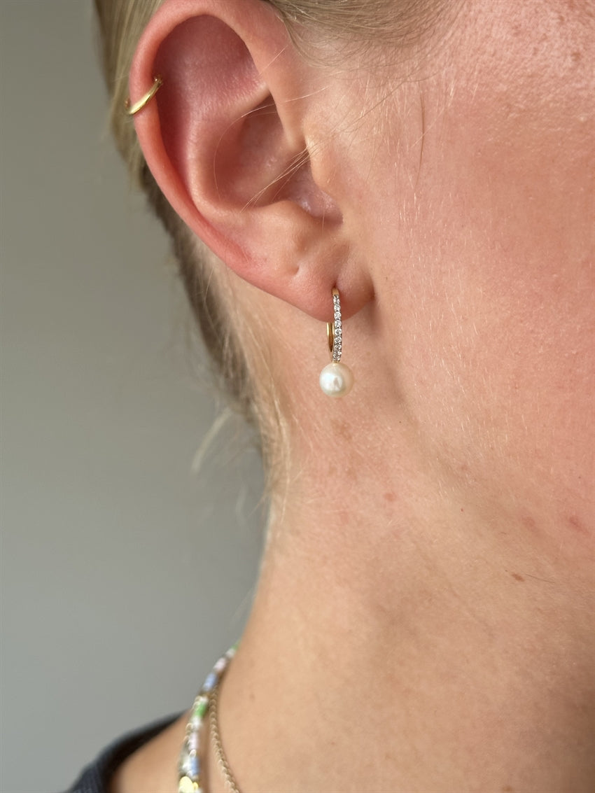 Ovale creoler i 8 kt guld med zirkonia og ferskvandsperle (13 x 14 mm) – Smykkecenter