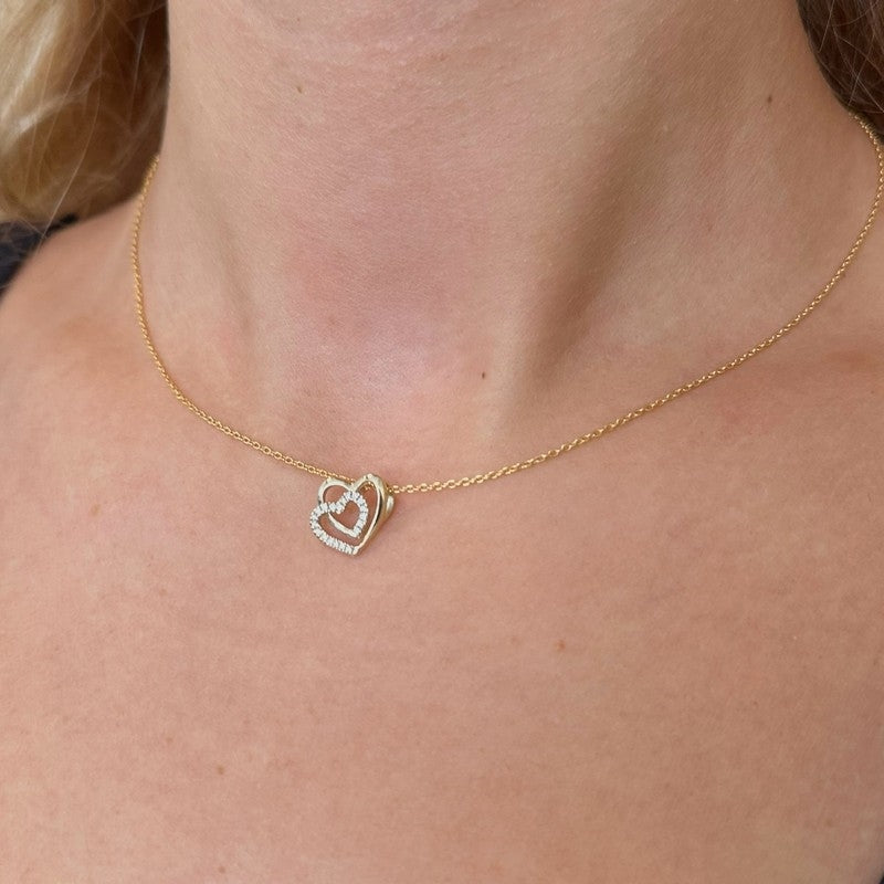 Siersbøl vedhæng i 8 kt guld med dobbelt hjerte og zirkonia