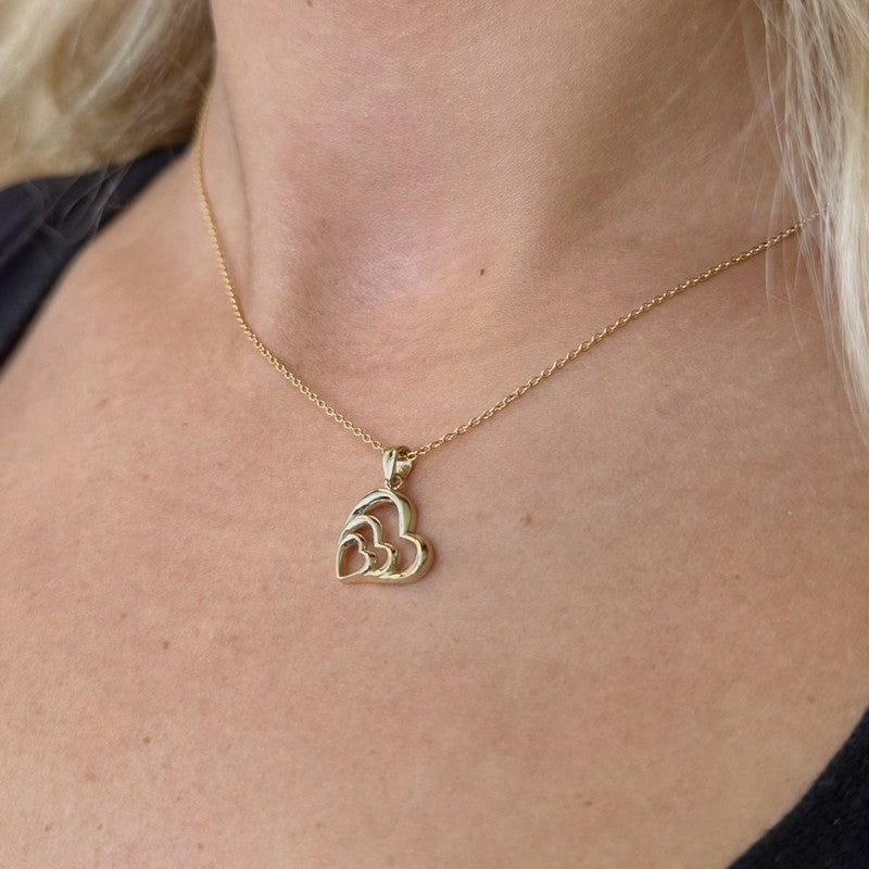 Siersbøl vedhæng i 8 kt guld med tre hjerter