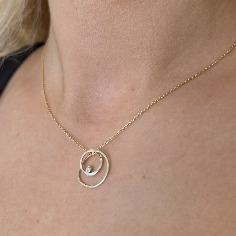 Dobbelt cirkelvedhæng fra Siersbøl i 8 kt guld med zirkonia