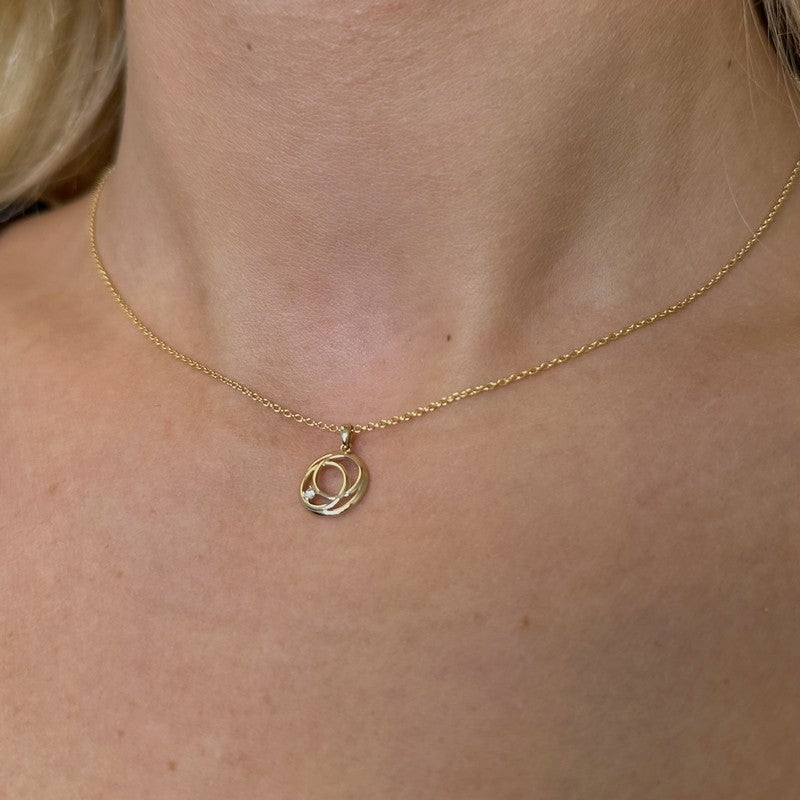 Siersbøl vedhæng i 14 kt guld med 0,015 ct diamant