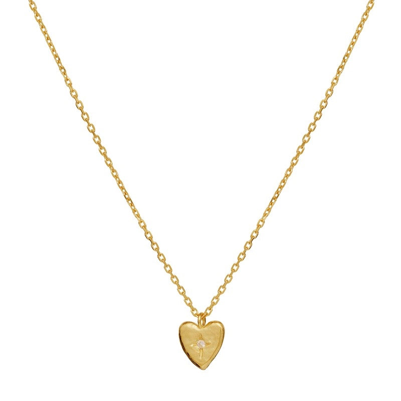 Ira halskæde fra Maanesten i 18 karat forgyldt sølv med hjertevedhæng og regnbuefarvet månesten, justerbar 40–44 cm.