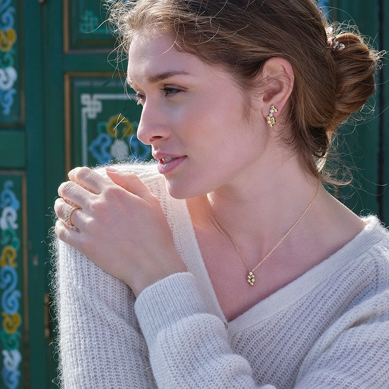 OLINANOR ørestikker i forgyldt sølv med hvide zirkonia fra JoanliNor