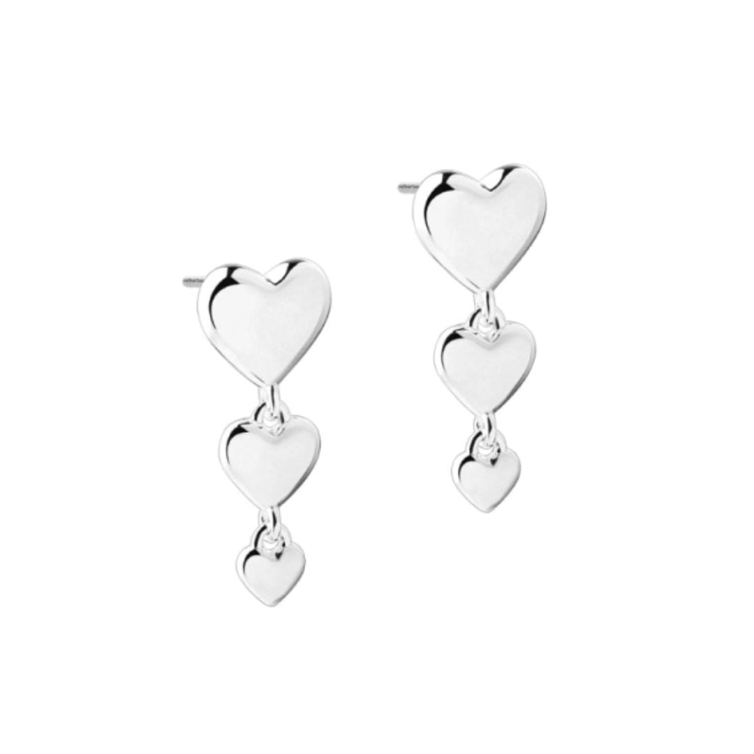 Aqua Dulce Karla & Me store øreringe i 925 sterlingsølv med tre sammenkædede blankpolerede hjerter i stigende størrelse.