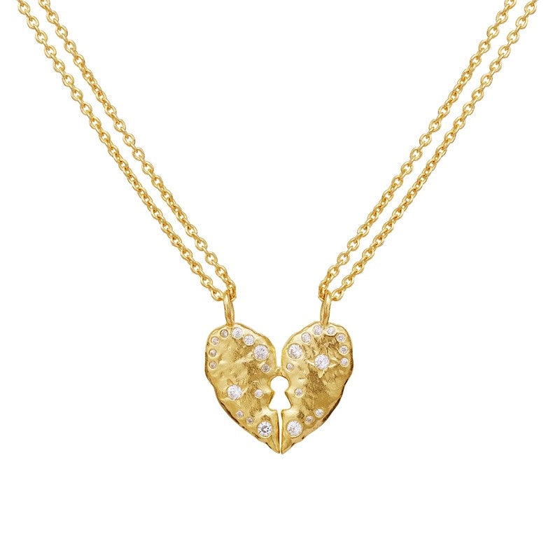 Maanesten Keeper halskæde i 18 kt forgyldt sterlingsølv med delt hjertevedhæng og klare zirkonia, justerbar 43–47 cm.