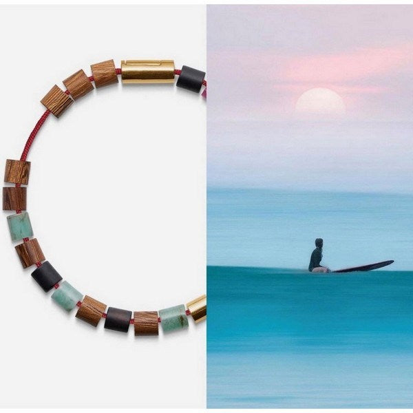 Black Sun armbånd fra Mads Z i rød nylonsnor med 14 kt guldlås, smaragd, rubin, onyx og brun driftwood, 16,5–21 cm