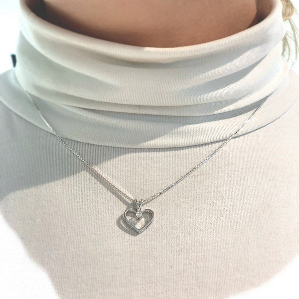 Kleopatra hjertevedhæng i 14 kt hvidguld med diamant (0,05–0,50 ct)