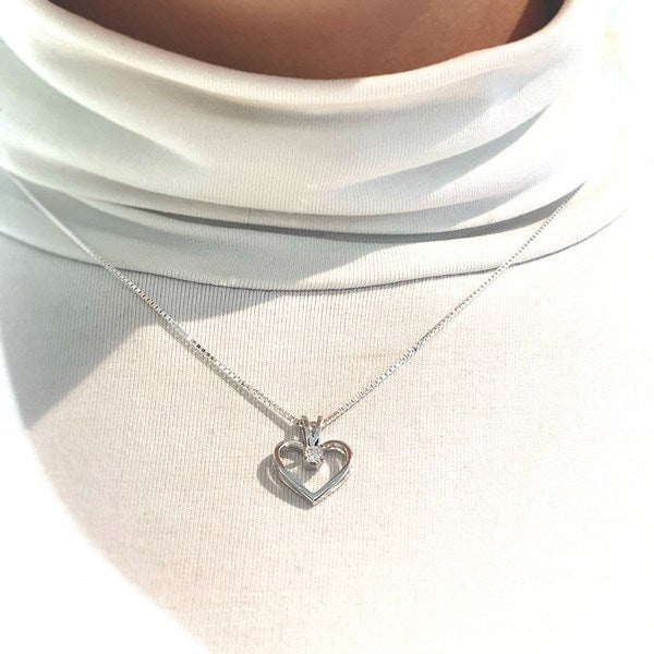 Kleopatra hjertevedhæng i 14 kt hvidguld med diamant (0,05–0,50 ct)