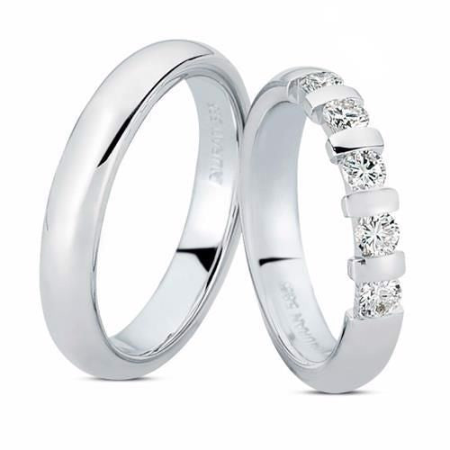 Smukke Nuran vielsesringe i 14 kt hvidguld med 5 diamanter i buet, blankt design.