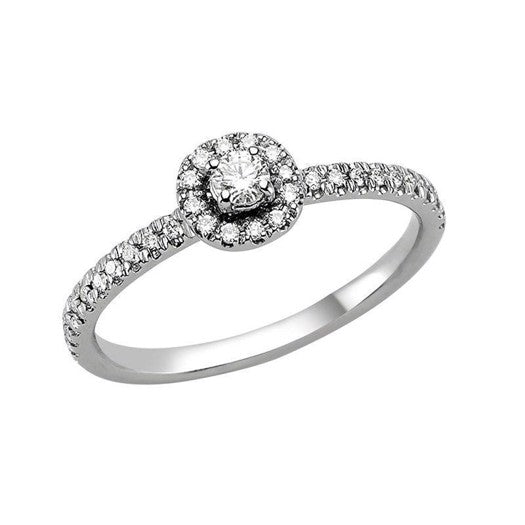 Sofia Nuran diamantring i 14 kt hvidguld med 0,25 ct diamanter – klassisk rund ring med centerdias og halo af mindre diamanter.