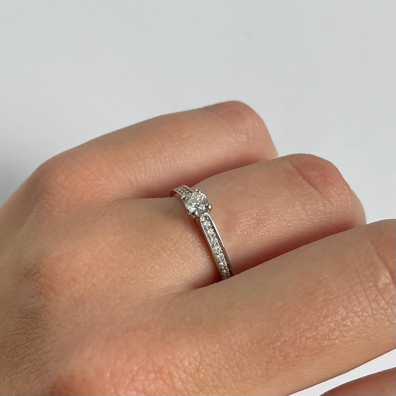 Nuran Bella diamantring i 14 kt. hvidguld med 15 brillanter – nærbillede af sten