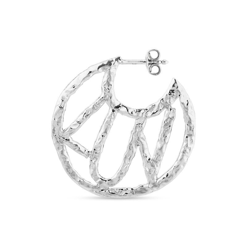 Luv ørering i 925 sterling sølv fra Jane Kønig Bruised Hearts kollektion – rund med trekantet design, 30x30 mm.