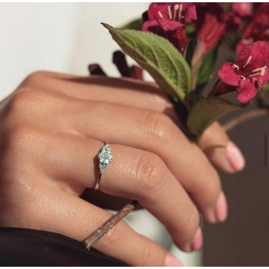 Lilja diamantring i 14 karat hvidguld fra Nuran med 0,30 ct diamanter