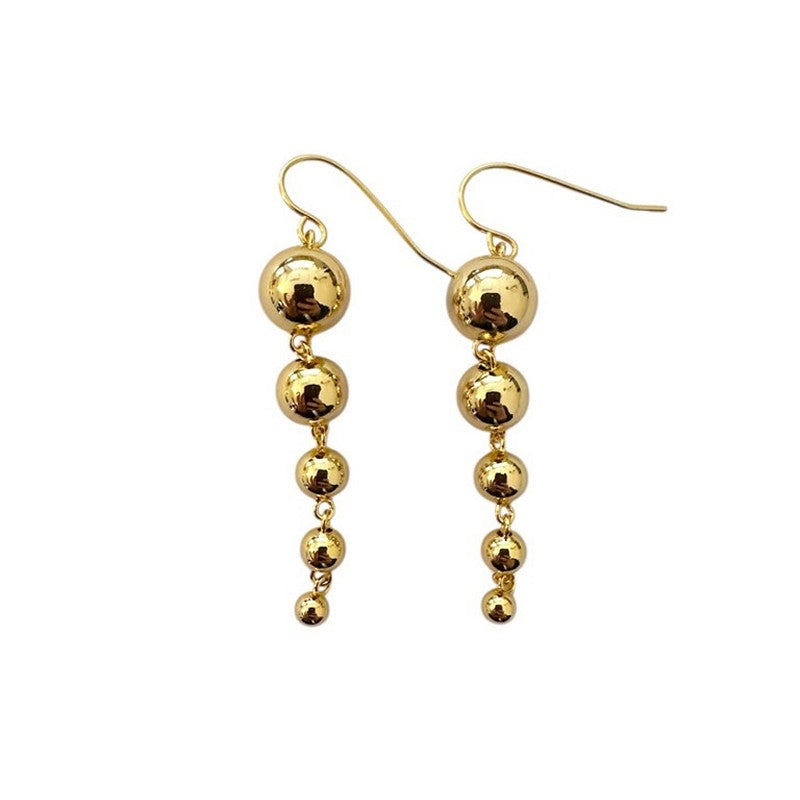 Lilou øreringe i forgyldt messing fra Pico Copenhagen med fem blankpolerede kugler i elegant linje.