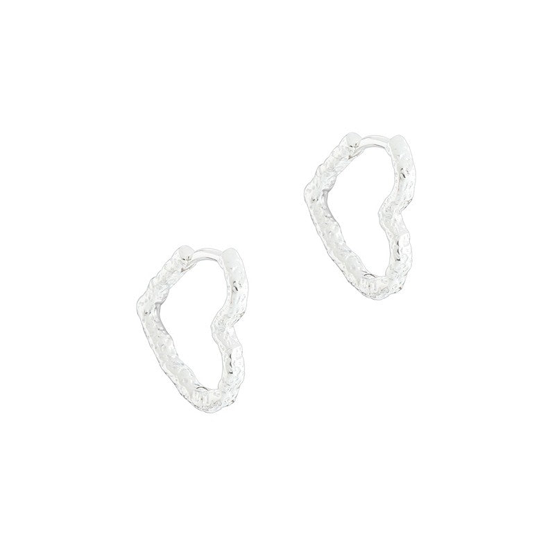 Love Me Heart hoops øreringe fra Aqua Dulce i 925 sterlingsølv med hamret hjerteformet design.