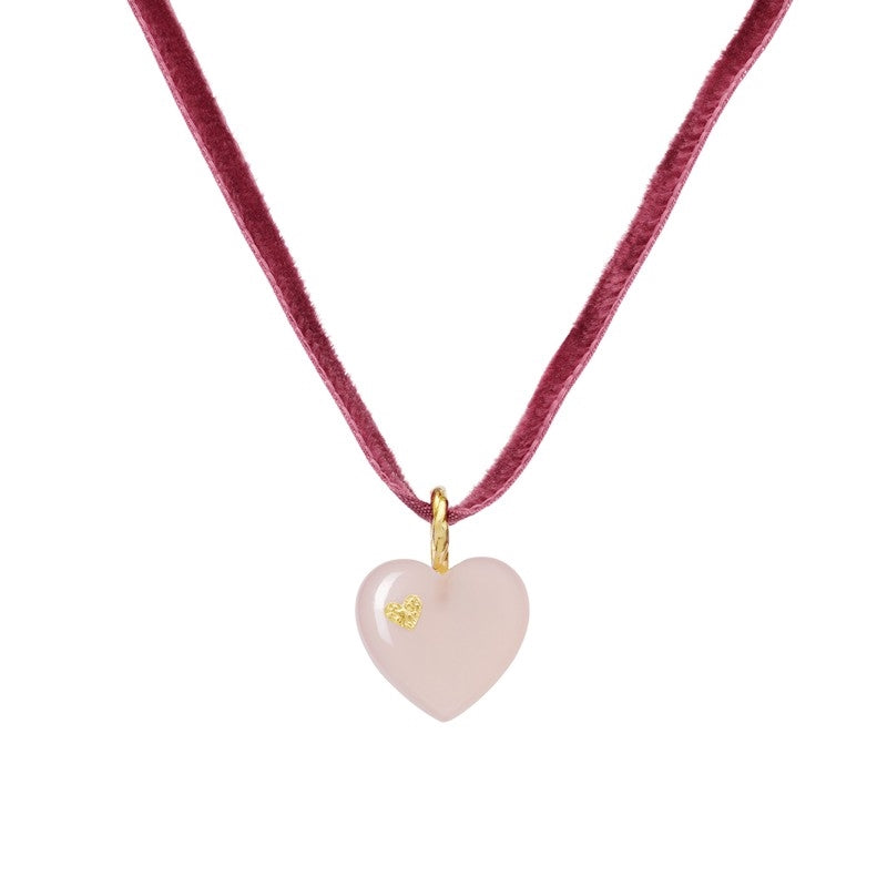 Love choker halskæde i forgyldt sølv med pink kalcedon og velourbånd fra Maanesten
