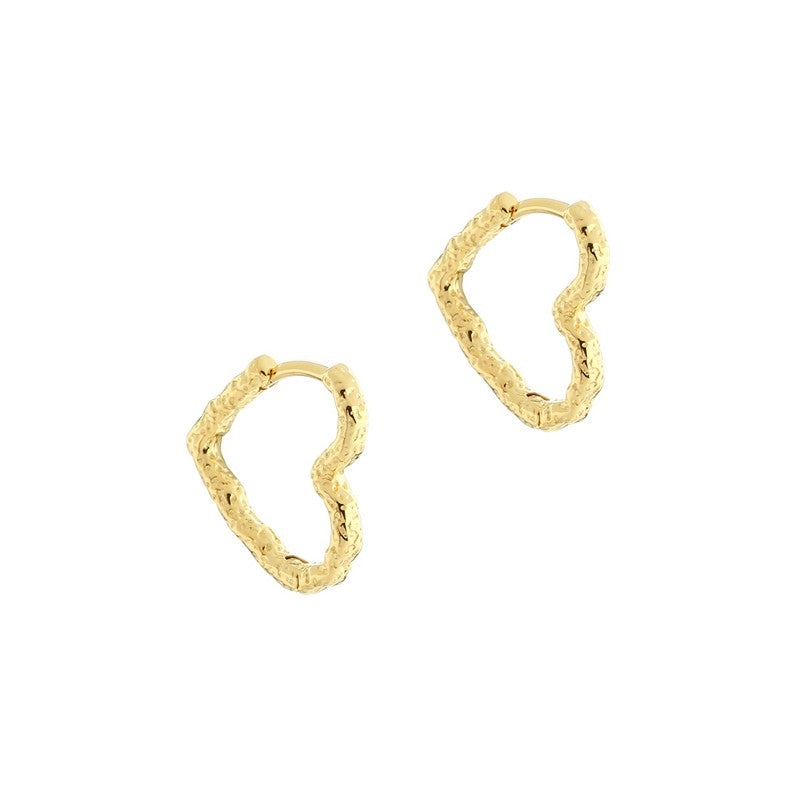 Love Me Heart øreringe fra Aqua Dulce i 14 karat forgyldt sterlingsølv med hjerteformet, hamret design.