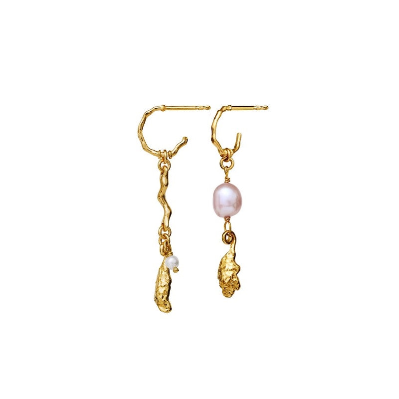 Lyric øreringe i forgyldt sterlingsølv med ferskvandsperler fra Maanesten – asymmetrisk design.