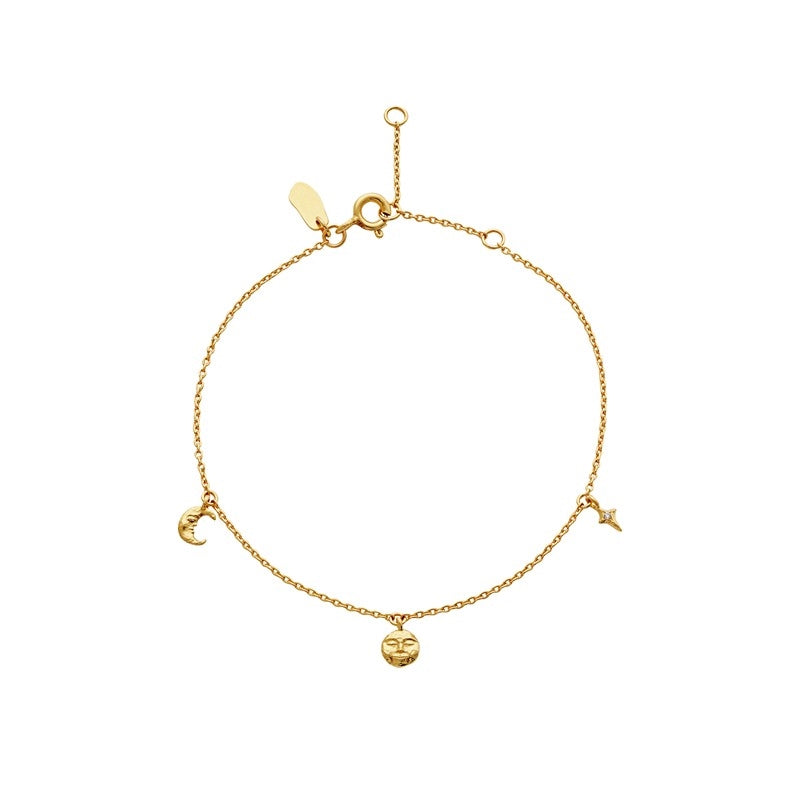 Lysander armbånd fra Maanesten i forgyldt sølv med måne- og stjernevedhæng, én stjerne med hvid zirkonia fra Urban Theatre-kollektionen.