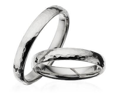 Hamret Scrouples vielsesringe i 14 karat hvidguld 3,5 mm med let buet profil – med eller uden diamanter.