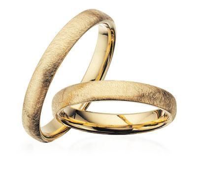 Raffinerede Scrouples vielsesringe i 8 eller 14 karat frostet guld, 3,5 mm brede med eller uden diamant.