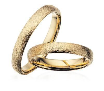 Stilfulde Scrouples vielsesringe i 8 eller 14 karat guld med rustik overflade og 3,5 mm bredde.