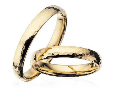 Raffinerede Scrouples vielsesringe i 8 eller 14 kt hamret guld med let oval profil, 3,5 mm – med eller uden diamant.