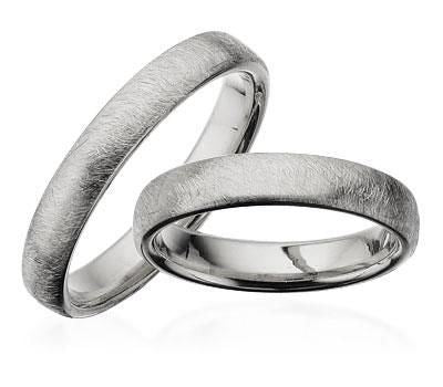 Moderne Scrouples vielsesringe i 925 sterlingsølv med frostet overflade, 4 mm, med og uden diamant – klassisk og elegant design.